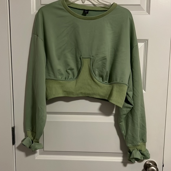 Cropped Ruffle Sweater - Picture 4 of 4